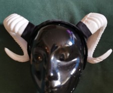 Weißer Widderhorn Stirnband Kopfschmuck. Synthetik für Goth Cosplay Theaterkleidung