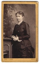 Fotografie Carl L. Koch, Saaz, Ringplatz 42, Junge Frau im taillierten Kleid mi 