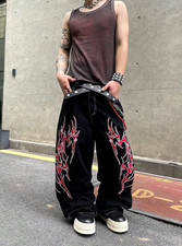 Baggy schwarze Jeans mit roter