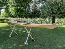 Einer Kajak aus Holz in Leistenbauweise