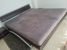 Doppelbett 180/200, Holzumrandung mit Messinggestell. 2 passende Nachtische