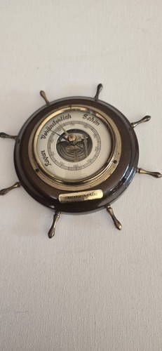 Altes barometer auf holzplatte - altes,