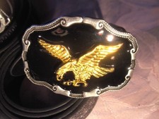 AUFFÄLLIGE GÜRTELSCHNALLE AN