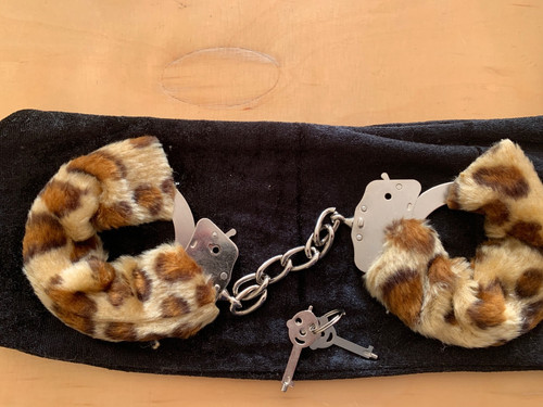 Handschellen mit leopardenfell - handschellen,
