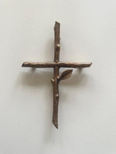 Hübsches Bronze Kreuz in Ast