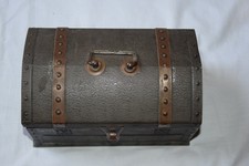 Blechdose in Truhenform