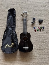 Ukulele ,,Pomaikai“ inkl. Stimmgerät (Anpro) + Plektren- Set