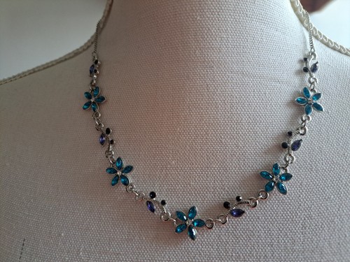 Silberfarbene kette mit - kette, blauen