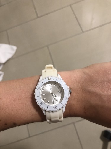 Weiße armbanduhr mit - weiße,