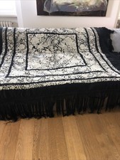 Handbestickte Seidendecke, Klavierdecke