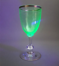 Ein antikes Uranglas Weinglas