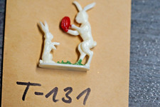 T131) Alte Figur: 2 Osterhasen mit einem Ei.