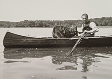 Mann im Anzug rudert mit Hund