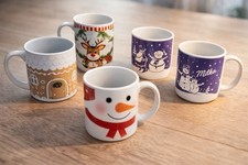 Fünf Weihnachtstassen