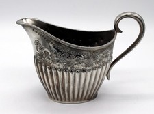 S-1472 Schön verziertes Milchkännchen, Antik England versilbert