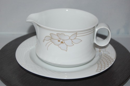 Sauciere mit untertasse - sauciere,
