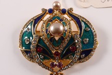 Brosche mit Perlen und bunten