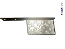 HALBE HECKTRITTSTUFE RECHTS SCHWARZ PULVERBESCHICHTET MIT RIFFELBLECHPROFIL IN ZINK