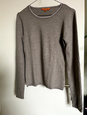 Taupefarbener Rundhalspulli