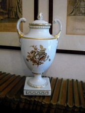 Fürstenberg__Amphoren-Deckelvase__Braune Rose__Höhe ca. 28cm__handgemalt