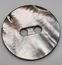 Grauer Perlmutt 2-Loch-Knopf