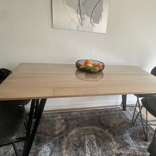 Esstisch aus hellem holz und - ,