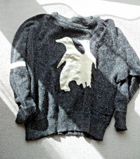 Pinguin-Pullover, Gr. 38, grau, mit Strass-Steinen (Fledermaus-'Ärmel)