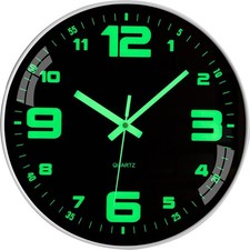 Wanduhr mit grün-leuchtenden