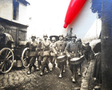 (13) Foto Soldaten Militär Kapelle Stahlhelm etc. Nachlass Jäger & Flieger