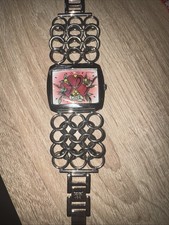 Ed Hardy Armbanduhr mit einem Herz- und Blumenmotiv und dem Schriftzug "Love"