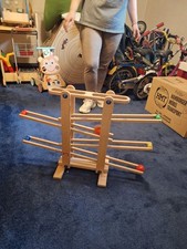 Kugelbahn Holz mit einer großen Kugel