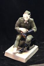 Keramik glasierter Soldat mit Schiffchen u Uniform Schuhe Putzer 26cm 1-2WK bunt