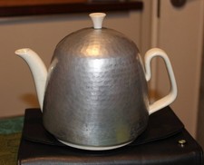 WAKU kleine bauchige Teekanne mit abnehmbarer Aluminium Isolierhülle 0,5 Liter