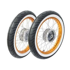 Paar Kompletträder Weißwand