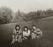 Drei Frau sitzen 1950 mit zwei