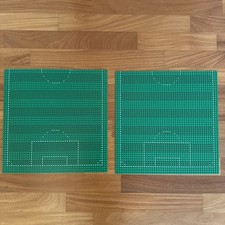 2x LEGO® 4186p01 Grundplatten 48x48 mit Fußball-Spielfeldmuster – Dachbodenfund