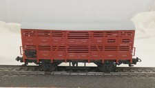 brauner gedeckter Güterwagen