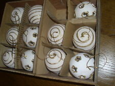 11      WEIHNACHTSKUGELN      BEIGE  MIT  GOLD  VERZIERT         aus   Ton ?    