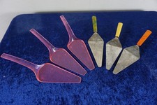 6 x DDR Tortenheber 3x Plastik pink 3x ziseliert 1950er 1960er Retro Gebäckzange