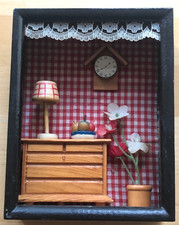 3 D Bild antik Echt Holz Kommode Vorhang Uhr Stehlampe Handarbeit kariert Spitze