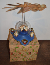 Seltene Engel-Pyramide um 1950 mit Glaskuppel + Karton Ernst Schilling Seiffen