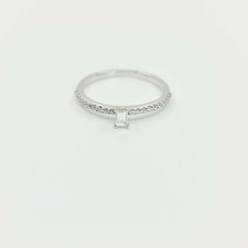750 gold ring with diamonds