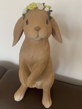 Hase Osterhase braun, stehend mit Blumenschmuck und Wangenrouge