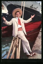 AK Schauspieler Horst Buchholz auf einem Schiffstau im Hafen sitzend 