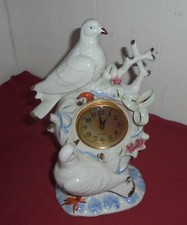 Tischuhr Porzellan Taube dekorative Kaminuhr mit Tauben und Rosen verziert.