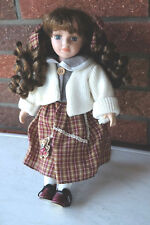 Puppe mit schönen braunen Schillerlocken zu Zöpfen gebunden