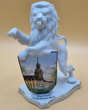 Porzellanfigur stehender Löwe