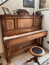 Klavier mit Hocker in Nussbaumholz, reparaturbedürftig, gegen Abholung