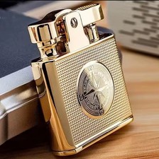 Benzin Feuerzeug in Gold ist