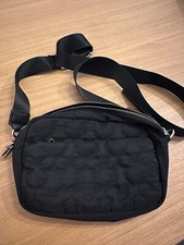 Kleine Umhängetasche von C&A mit gestickter Mickey-Kopf Silhouette